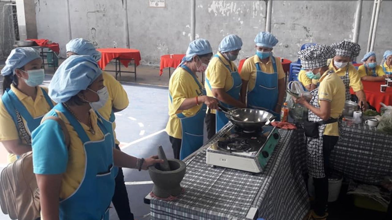 โครงการพัฒนาฝีมือแรงงานเคลื่อนที่ เพื่อคนไทยมีงานทำ โดยสถาบันพัฒนาฝีมือแรงงาน 13 กรุงเทพมหานคร ฝึกอบรมการประกอบอาหารไทยเชิงธุรกิจออนไลน์ ชุมชนคลองเตย ล็อค 4-5-6 วันเสาร์ที่ 26 กันยายน 2563