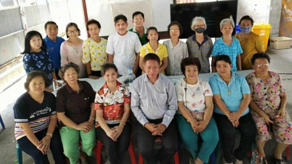กลุ่มชาวชุมชนบางรักถ่ายภาพร่วมกันในโครงการอบรมขายสินค้าเกษตรออนไลน์ สนับสนุนโดยสถาบันพัฒนาฝีมือแรงงาน 13